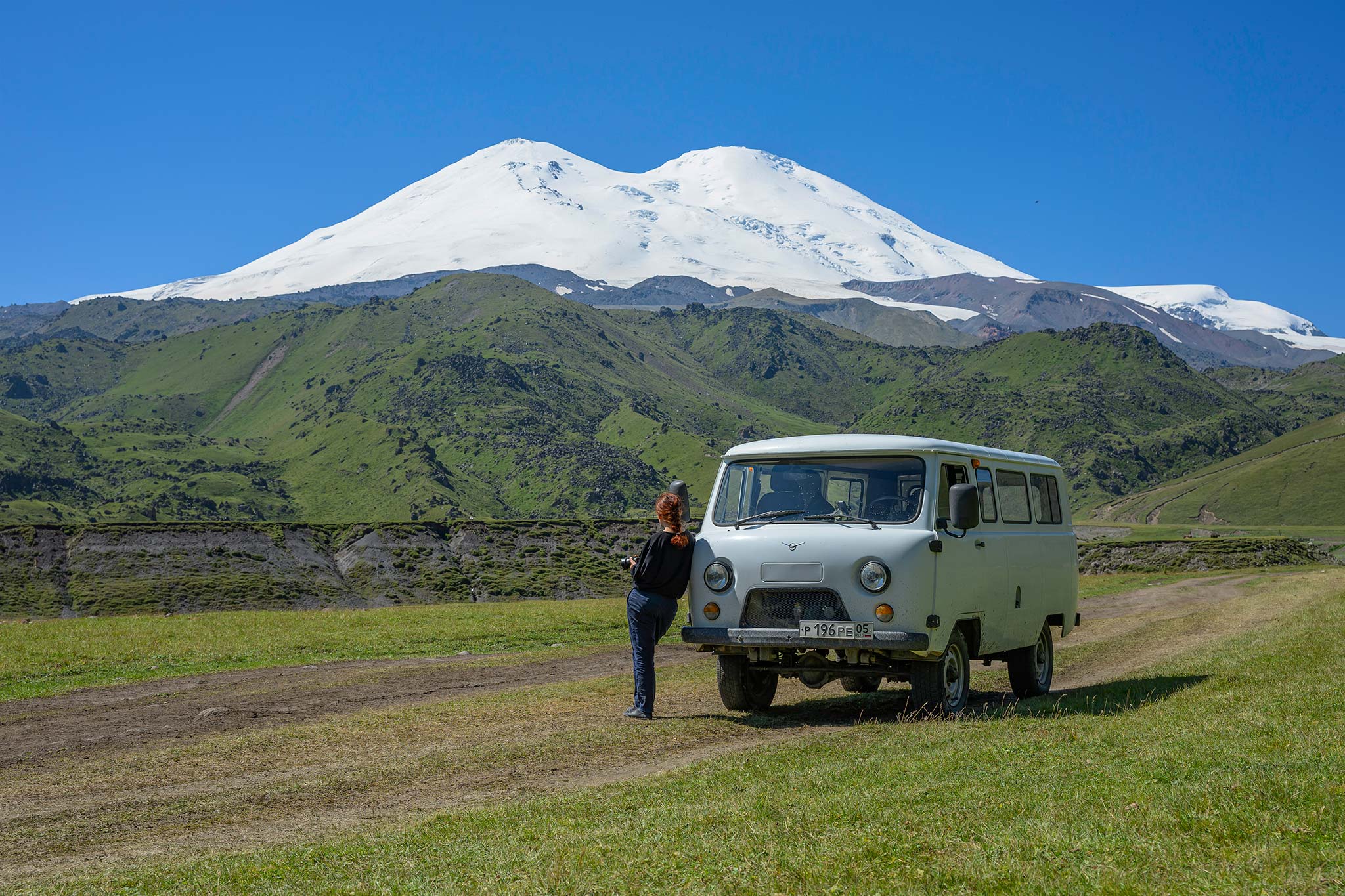 UAZ Bukhanka am Fuße des Elbrus – Das Dach Europas